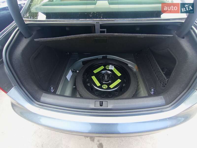 Седан Audi A4 2013 в Кривом Роге