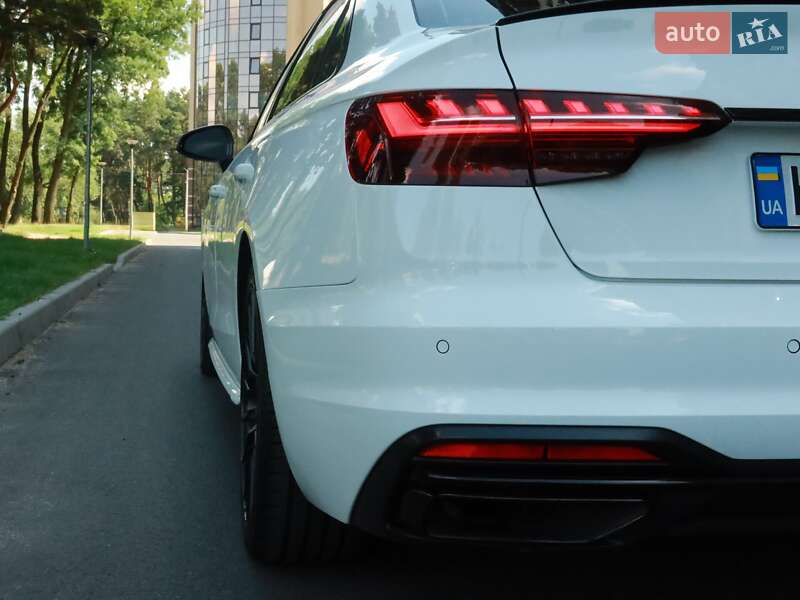 Седан Audi A4 2022 в Киеве
