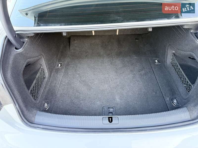 Седан Audi A4 2017 в Львове