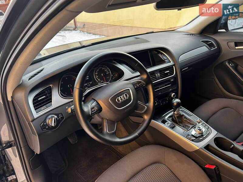 Седан Audi A4 2014 в Мукачевому