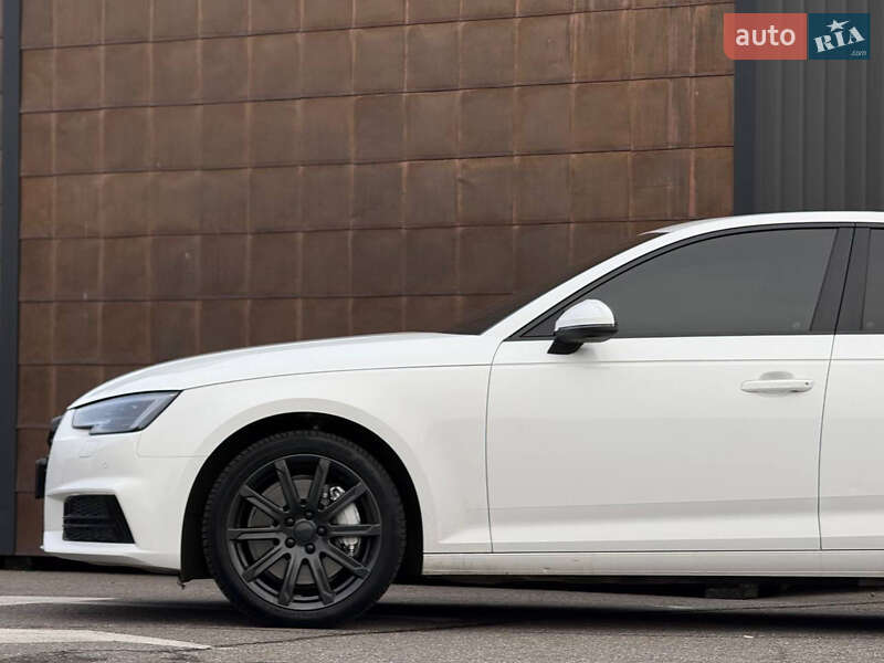 Седан Audi A4 2019 в Киеве