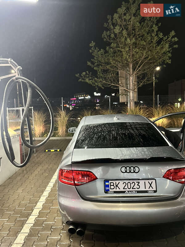 Седан Audi A4 2011 в Ровно