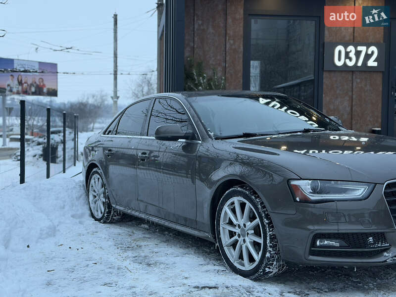 Седан Audi A4 2014 в Чернівцях