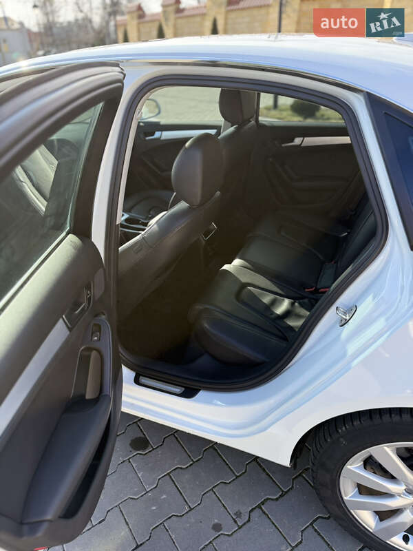 Седан Audi A4 2012 в Измаиле