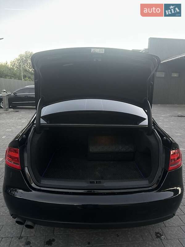 Седан Audi A4 2010 в Ужгороде