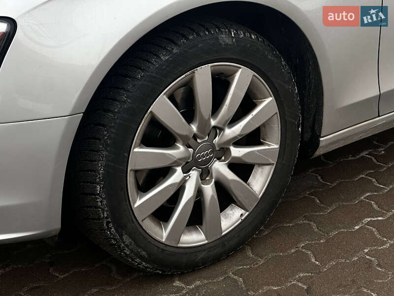 Седан Audi A4 2013 в Львове