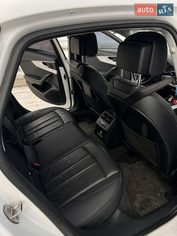 Седан Audi A4 2017 в Долині
