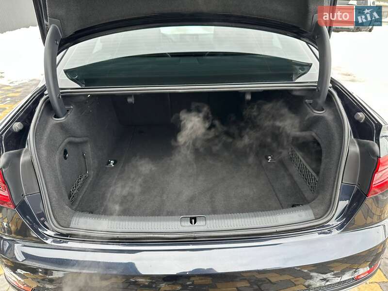 Седан Audi A4 2017 в Львові