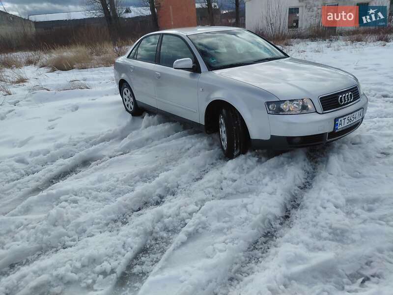 Седан Audi A4 2003 в Надворной