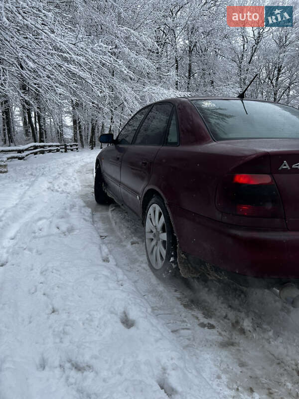Седан Audi A4 1998 в Кельменцях