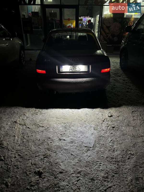 Седан Audi A4 1998 в Кельменцях