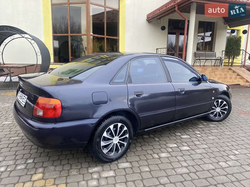 Седан Audi A4 1995 в Трускавці