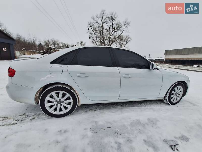 Седан Audi A4 2013 в Коростене