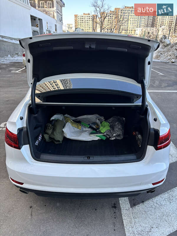 Седан Audi A4 2016 в Киеве