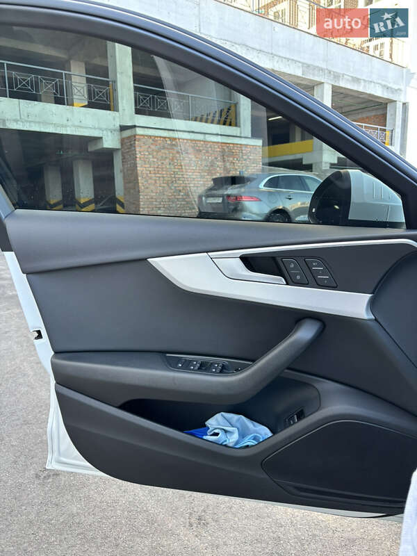 Седан Audi A4 2016 в Киеве