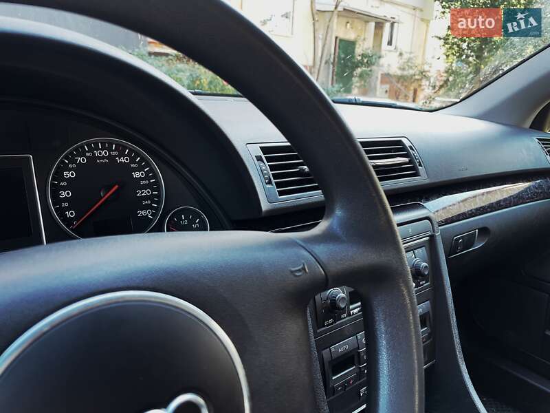 Седан Audi A4 2002 в Краснограде