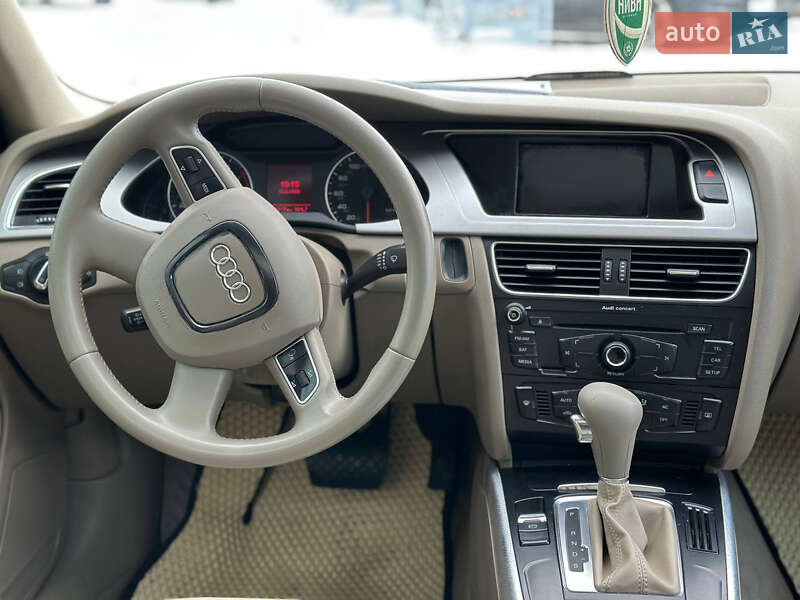 Седан Audi A4 2012 в Виннице