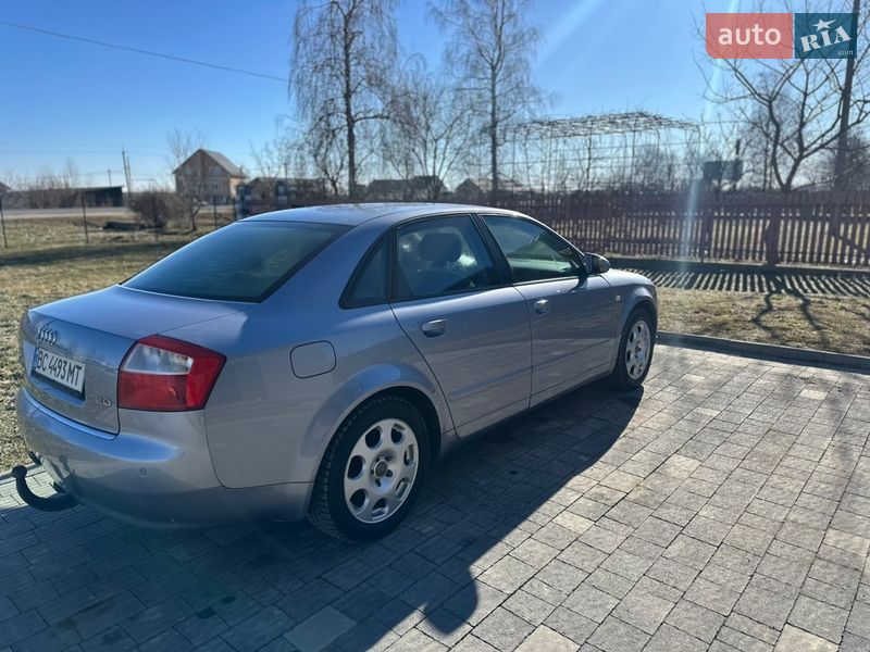 Седан Audi A4 2004 в Надворной