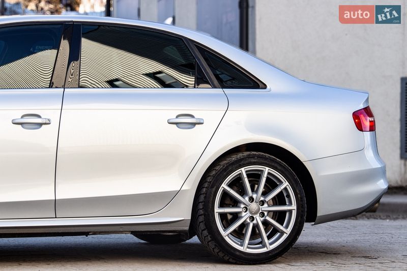 Седан Audi A4 2013 в Львове