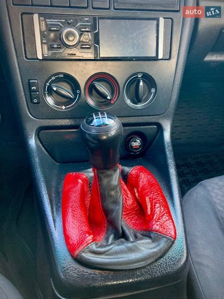 Седан Audi A4 1995 в Здолбуніві