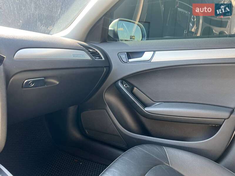 Седан Audi A4 2014 в Львове