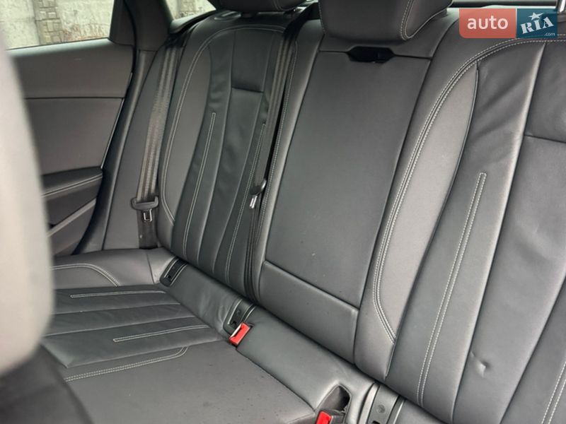 Седан Audi A4 2021 в Полтаві