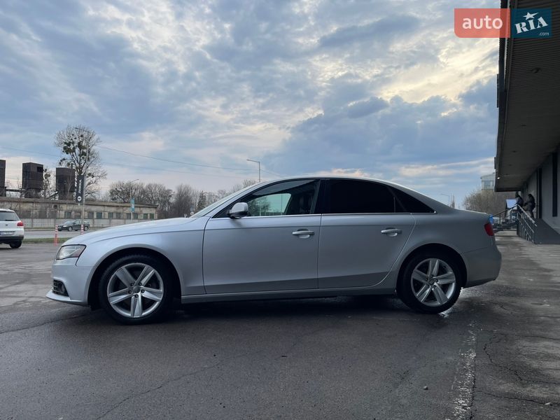 Седан Audi A4 2010 в Вараше