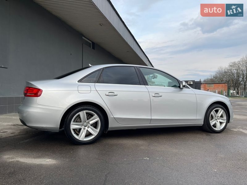 Седан Audi A4 2010 в Вараше