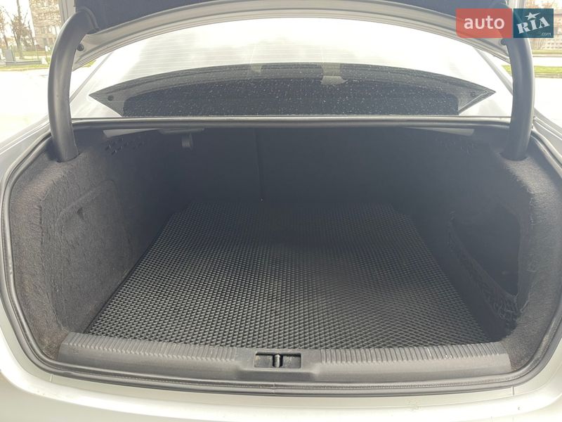 Седан Audi A4 2010 в Вараше