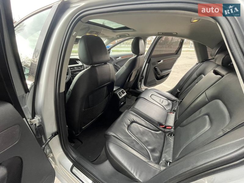 Седан Audi A4 2010 в Вараше