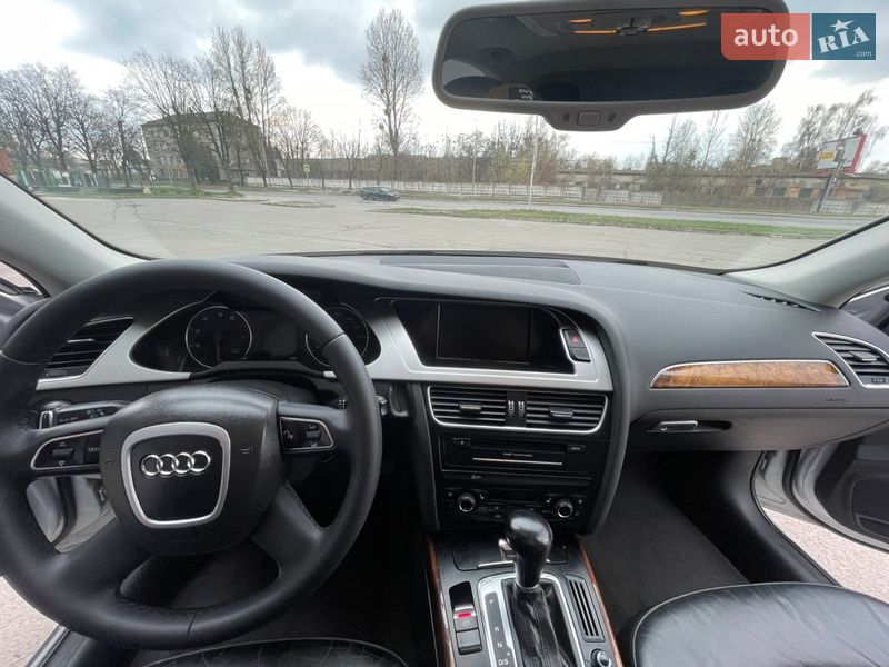 Седан Audi A4 2010 в Вараше