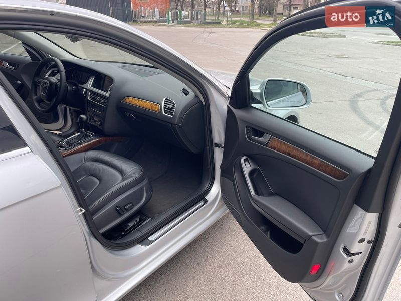 Седан Audi A4 2010 в Вараше