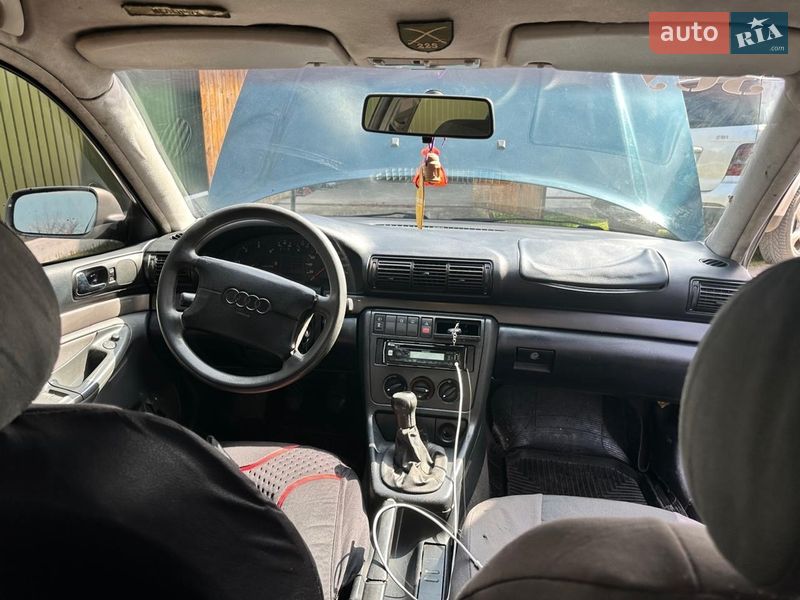 Седан Audi A4 1996 в Березному