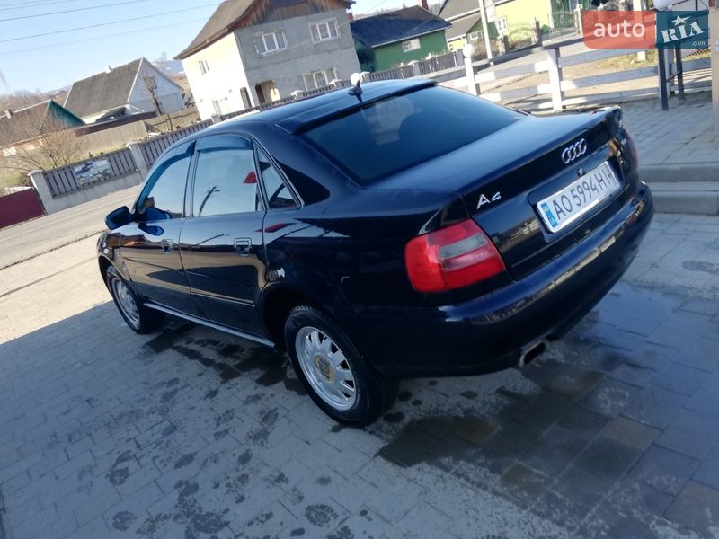 Седан Audi A4 1995 в Рахове