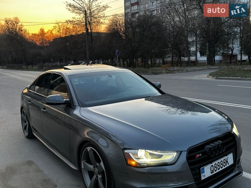Седан Audi A4 2013 в Новояворовске