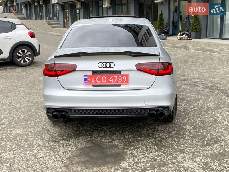 Седан Audi A4 2013 в Новояворовске