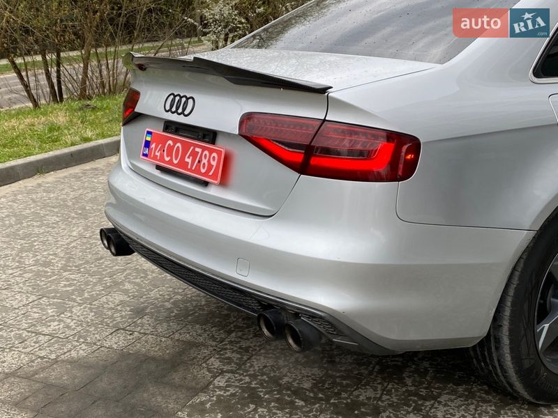 Седан Audi A4 2013 в Новояворовске