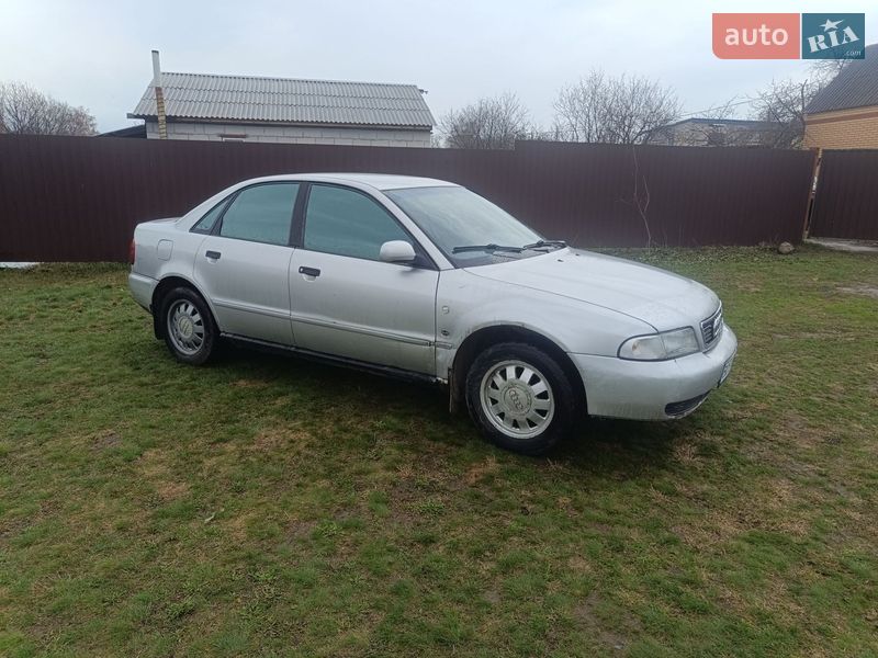 Седан Audi A4 1995 в Ромнах