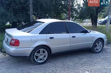 Седан Audi A4 1995 в Чорткове