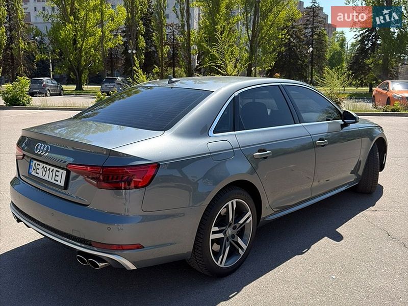 Седан Audi A4 2016 в Кривом Роге