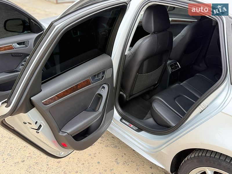 Седан Audi A4 2013 в Львове