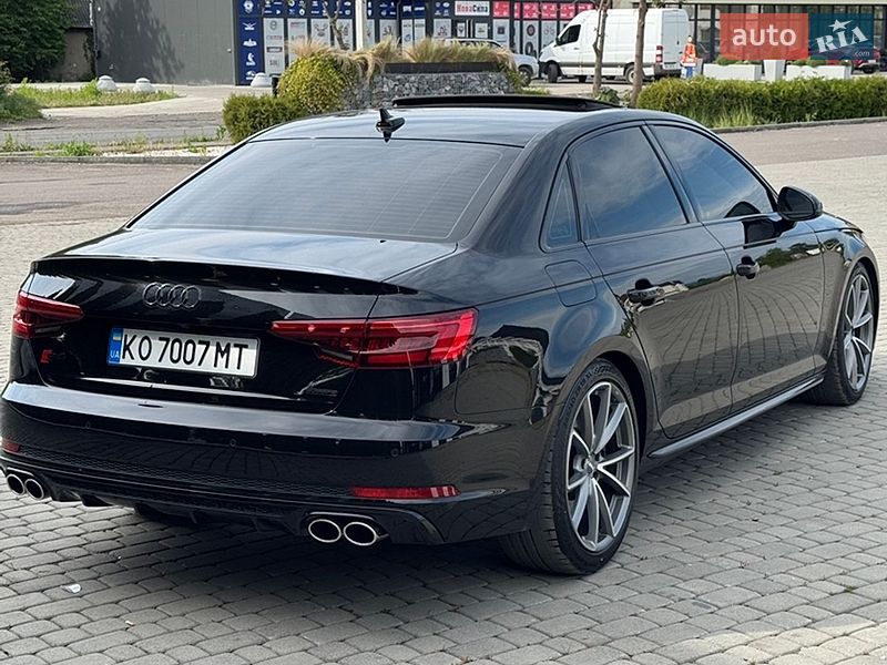 Седан Audi A4 2016 в Иршаве
