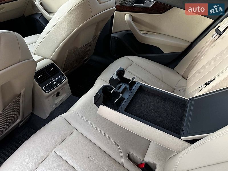 Седан Audi A4 2016 в Львове