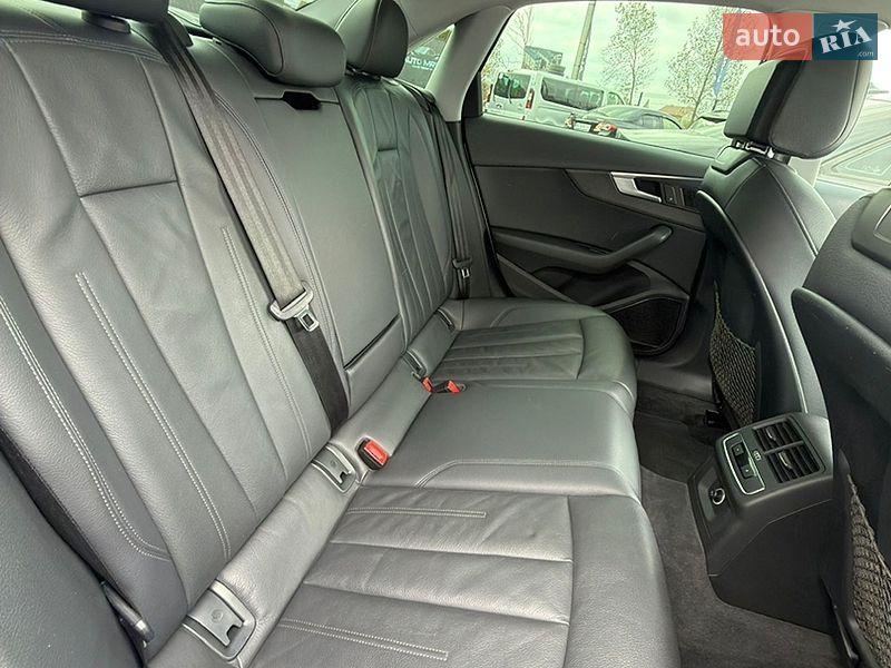 Седан Audi A4 2016 в Самборі