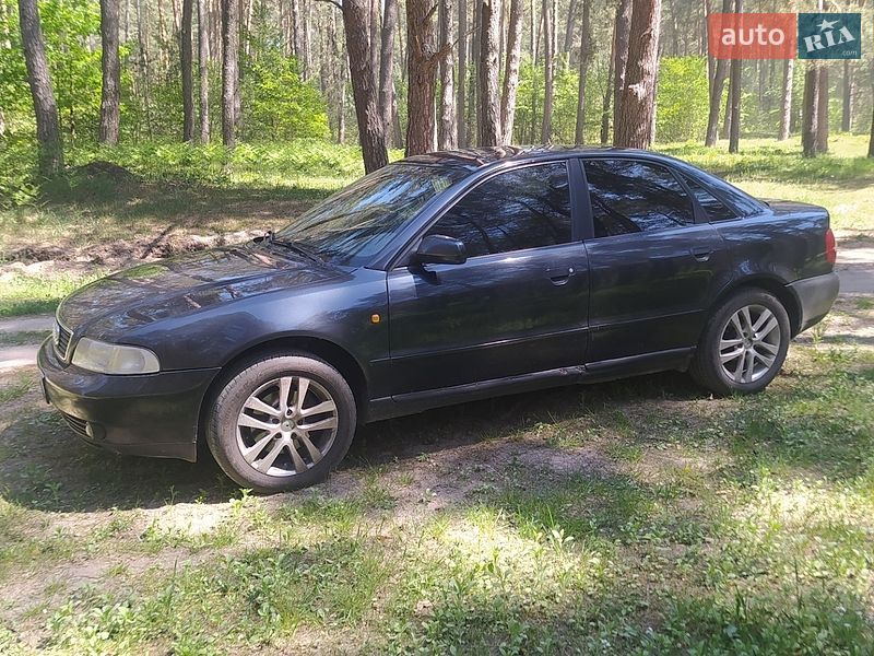 Седан Audi A4 1998 в Золочеве