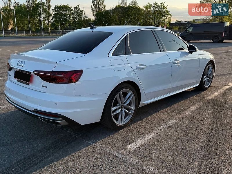 Седан Audi A4 2022 в Дніпрі