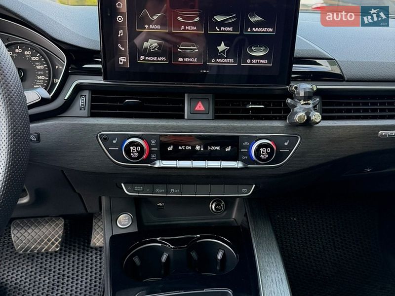 Седан Audi A4 2020 в Івано-Франківську