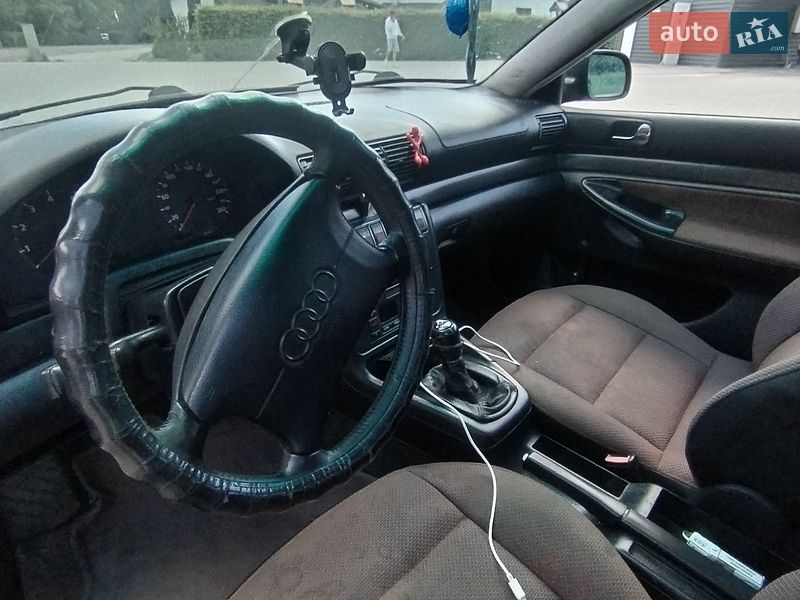 Седан Audi A4 1995 в Косові