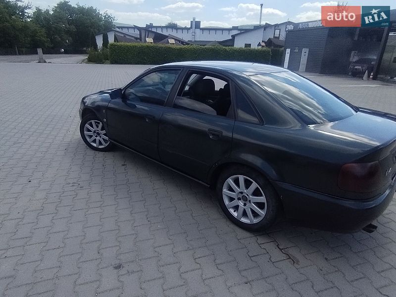 Седан Audi A4 1995 в Косові