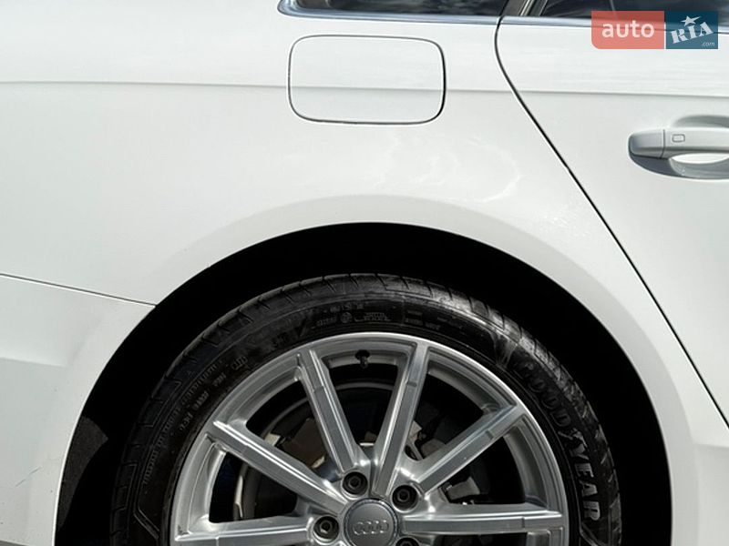 Седан Audi A4 2015 в Львові